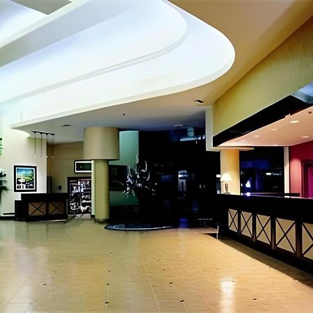 Ontario Gateway Hotel Exterior photo