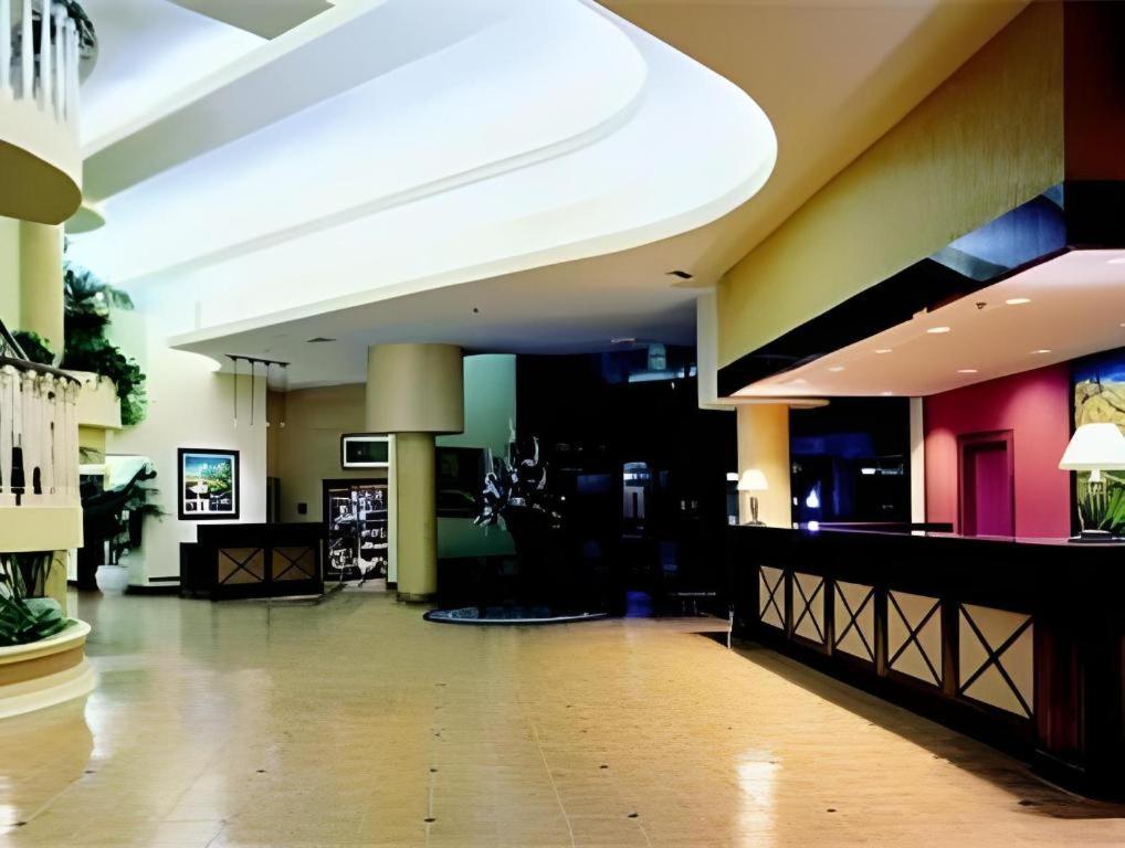 Ontario Gateway Hotel Exterior photo