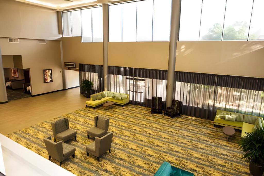 Ontario Gateway Hotel Exterior photo
